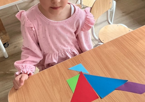 Dziewczynka i jej ułożony ptak.