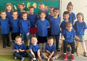 Grupowe zdjęcie dzieci.