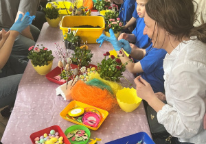 Praca przy stolikach dzieci i rodziców.