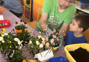 Tata i chłopiec wykonuja stroik.