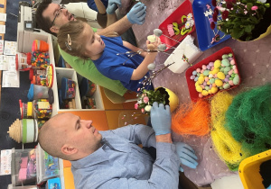 Tato i dziewczynka wykonują stroik.