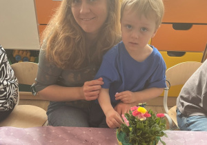 Mama z chłopcem i stroikiem.