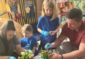 Praca rodzica i dziecka na warsztatach.