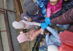 Dzieci pokazuję gumowe rękawiczki.