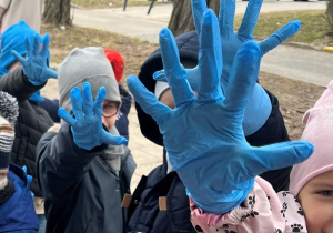 Dzieci pokazują rękawiczki.