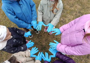 Dzieci w rękawiczkach gumowych przygotowani do sprzątania.