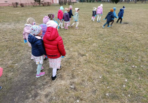 Dzieci na poszukiwaniu śmieci.