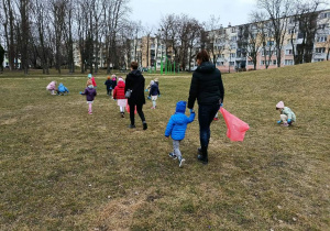 Spacer w poszukiwaniu śmieci.