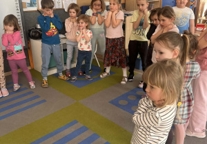 Dzieci uczą się pozycji bezpiecznych.