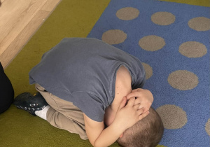 Dzieci uczą się pozycji bezpiecznych.