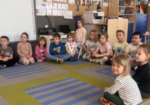 Dzieci słuchają opowieści pana Strażnika.