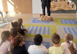 Dzieci słuchają opowieści pana Strażnika.