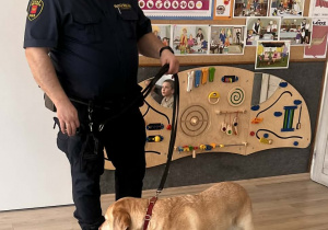 Strażnik Miejski ze swoim czworonożnym partnerem.