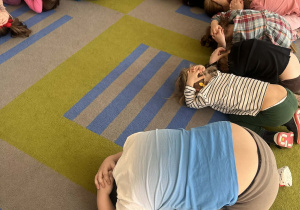 Dzieci uczą się pozycji bezpiecznych.