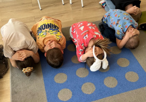 Dzieci w pozycji bezpiecznej.