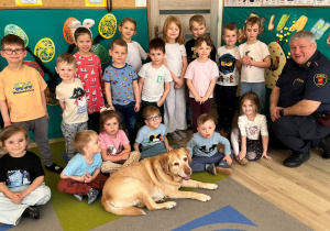 Dzieci, pies i Stażnik Miejski.