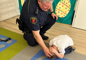 Chłopiec w pozycji żółwia.