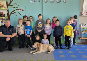 Prezentacja grupy z psem i strażnikiem miejskim.