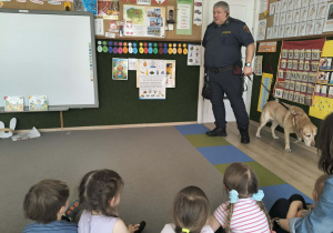 Pan mówi do dzieci.