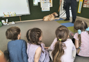 Dzieci obserwują psa.