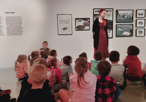 Dzieci siedzą w muzeum.