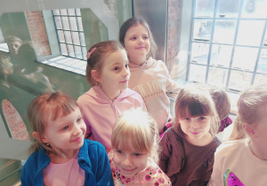 Dzieci jadą windą.