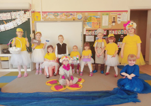 Dzieci pozują do zdjęcia.