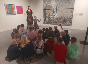 Dzieci oglądają eksponaty w muzeum