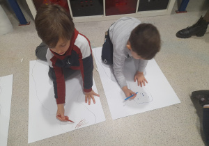 Chłopcy rysują swoje autoportrety.