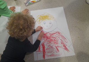 Dziecko tworzy swój portret.