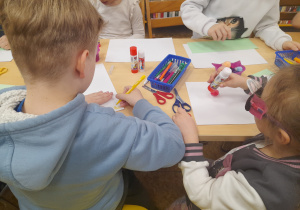 Dzieci wykonują pracę plastyczną.