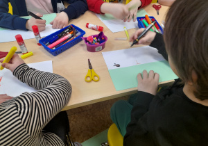 Dzieci rysują wiosnę.