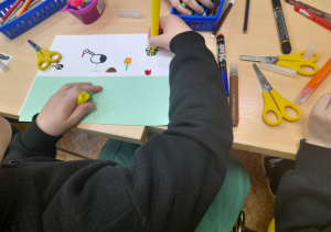 Dzieci tworzą wiosenne prace.