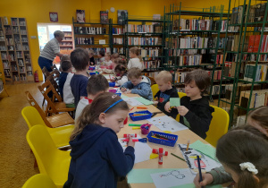 Dzieci wykonują prace w bibliotece.