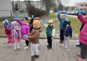 Dzieci pozują do zdjęcia.