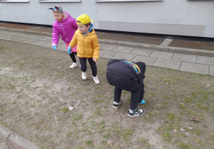 Dzieci szukają śmieci.