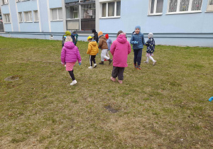 Dzieci rozglądają sie za śmieciami.