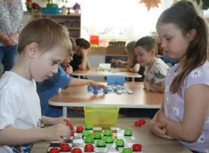 Dzieci podczas rozgrywki warcabowej.