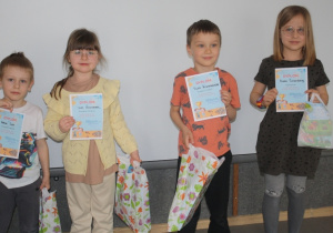 Laureaci pozują do zdjęcia.