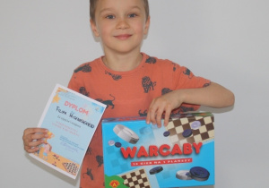 Zwycięzca turnieju pozuje do zdjęcia.