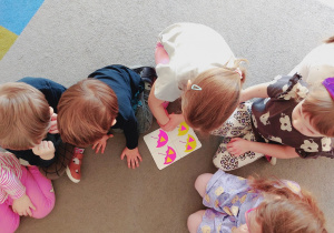 Dzieci wykonują zadanie.