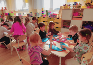 Dzieci robią prace plastyczne.