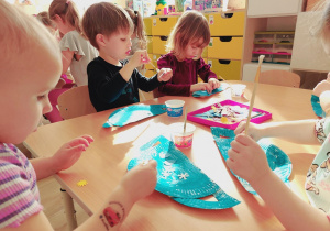 Dzieci robią prace plastyczne.