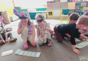 Dzieci rozwiązują zagadki.