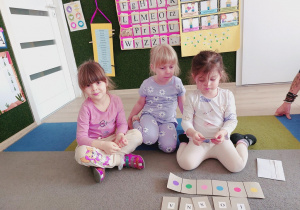 Dzieci rozwiązują zagadki.