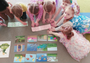 Dzieci rozwiązują zagadki.