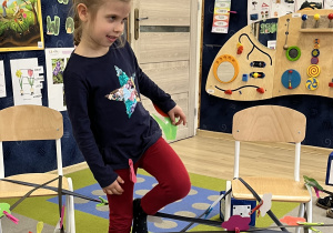 Dziewczynka pokonuje pajęczynę.