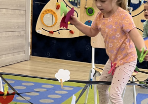 Dziewczynka wchodzi do pajęczyny.