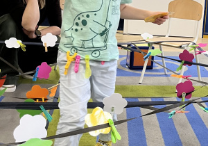 Chłopiec i pajęczyna.