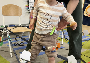 Chłopiec w pajęczynie.